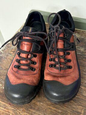 Clark’s Muckers Waterproof Hiking Shoes in red brown leather size 10M